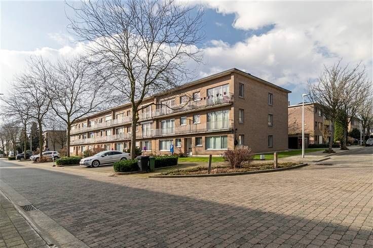 Straatbeeld met een appartementsgebouw in Edegem